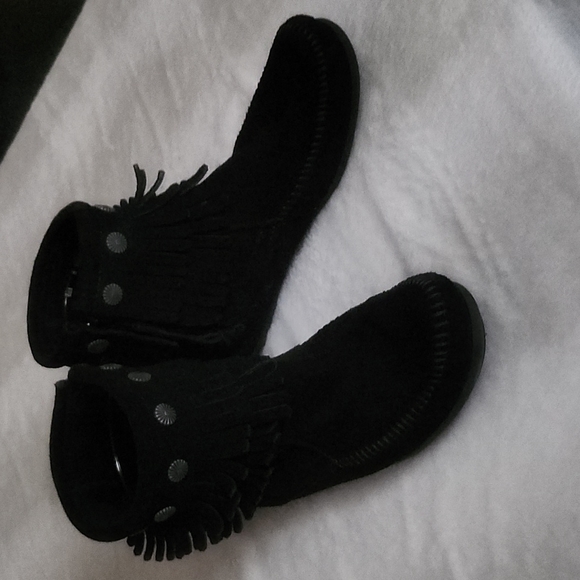 Minnetonka Moccasins - 699 - Women's Double Fringe Boot - Side Zip - Size:8 - Picture 1 of 4